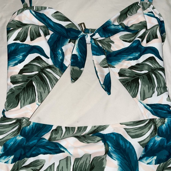 Hollister floral one piece - Picture 4 of 10